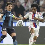Leonardo Balerdi (à gauche) a précipité la défaite de l'OM à Lyon d'un but contre son camp. KEYSTONE/AP/Laurent Cipriani